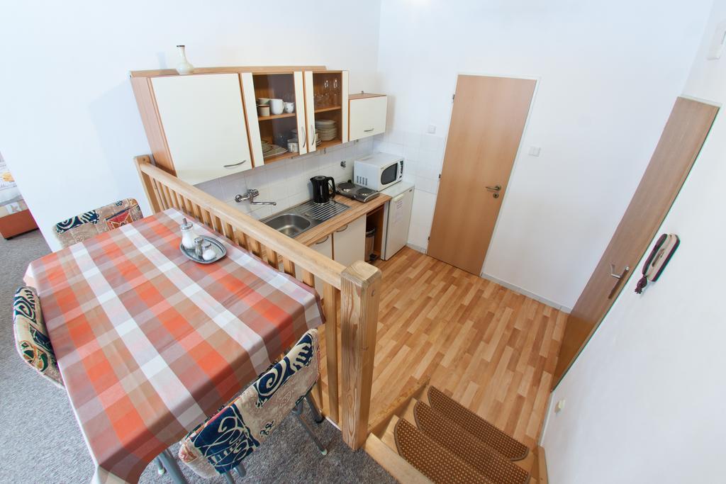 Penzion V Centru - Apartmány Smetanka Ceske Budejovice Quarto foto
