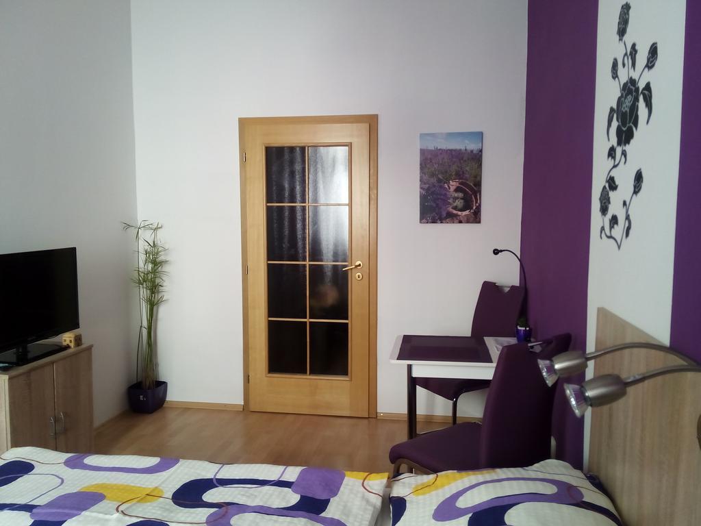 Penzion V Centru - Apartmány Smetanka Ceske Budejovice Quarto foto