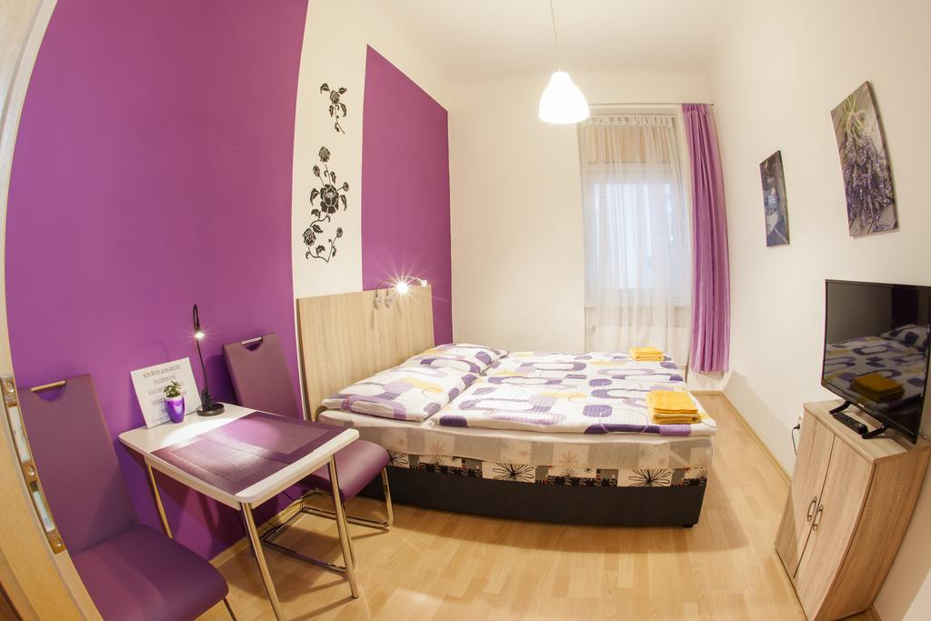 Penzion V Centru - Apartmány Smetanka Ceske Budejovice Exterior foto
