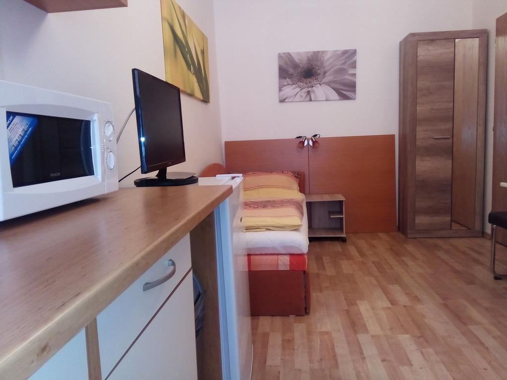 Penzion V Centru - Apartmány Smetanka Ceske Budejovice Exterior foto