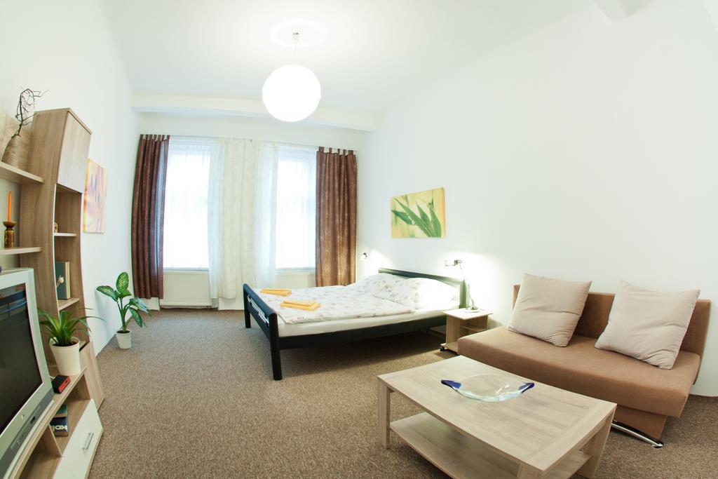 Penzion V Centru - Apartmány Smetanka Ceske Budejovice Exterior foto